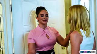 Pienet tissit blondi huijari teeskentelee olevansa isot tissit milf runaway tytärpuoli ja löytää itsensä getting hänen karvainen pillua nuolaisi hänen äitipuoli