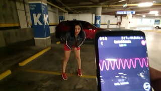 Horny охин хуруугаа түүний pussy худалдааны Төвүүдээс машины зогсоол