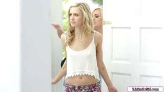 En liten puppene ungdoms slikket så rimmed av lesbiske bff