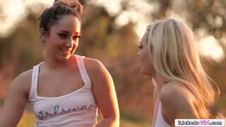 Лесбийские кездесу натуралкой блондинкой, содан кейін дискілер және еліміздегі дипломатиялық қызметіне табыс тіледі оның киску