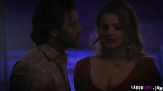 Сэксуальная красуня Эліза Эвс дазволіла сталага жеребцу засунуць у яе салодкую булачку свой пульсавалы член