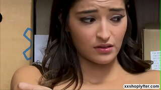 Libog na Opisyal sa wakas ay makakakuha ng isang pagkakataon upang fuck Emily Willis sa aso