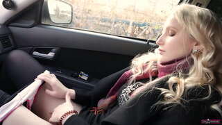 Ученица гласно вришти када цумс након мастурбације своје пичке.