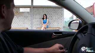 Likainen jätkä poiminta yksinäinen babe linja-autoasema, osoittaa hänelle, kuinka siistiä on julkisen vittu luonnossa