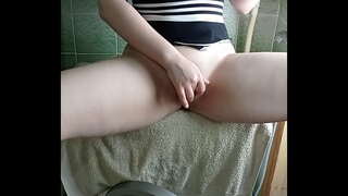 מיידל מיט אַ גרויס טאָכעס געץ אַ אָרגאַזם אויף וואַשינג מאַשין און אַ וויבראַטאָר