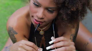 Quente Bunduda sentou-se moito sobre a cara.