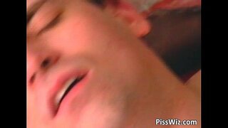 Rijpe blonde slet zuigt pik en krijgt