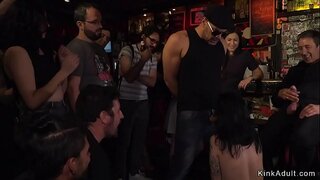 Euro brunette servus in aliquo bar fecit, ut retrorsum et sugentem gallus