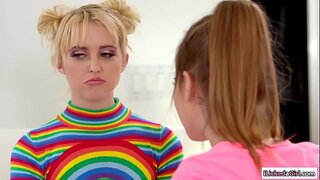 Panas Cuci Kereta remaja menggosok satu sama lain pussy selepas kerja