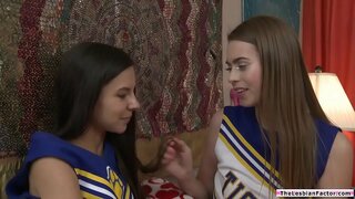 Члены Teen cheersquad эксперыментуюць, вылизывая адзін аднаму шапіках