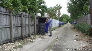 Алисса бэлэн хоолоор үйлчилдэг жижигхэн Линн галзуугийн түүний хүүгийн найз гадаа