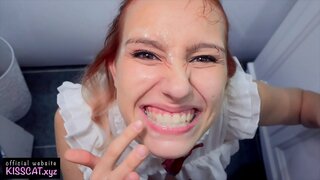 ���რმად, ღრმად ახალგაზრდა გოგონა დიდი კბილების გაწმენდა