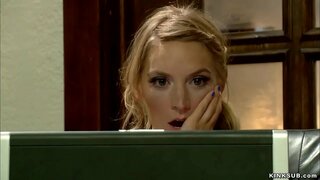 Blonde tiener Mona Wales gevonden porno film van haar stiefmoeder, Simone Sonay op internet en vervolgens slagroom en anaal neukte haar in slavernij in bed